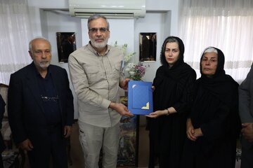 دیدار مدیرعامل ایرنا با خانواده عقاب تیزپرواز ارتش ایران؛ بزرگ‌منشی شهید کاظمی زبانزد بود