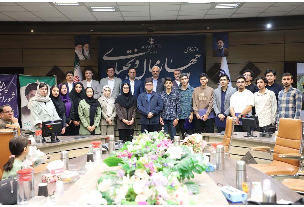 ۱۶ دانش‌آموز برتر کنکور در چهارمحال و بختیاری تجلیل شدند