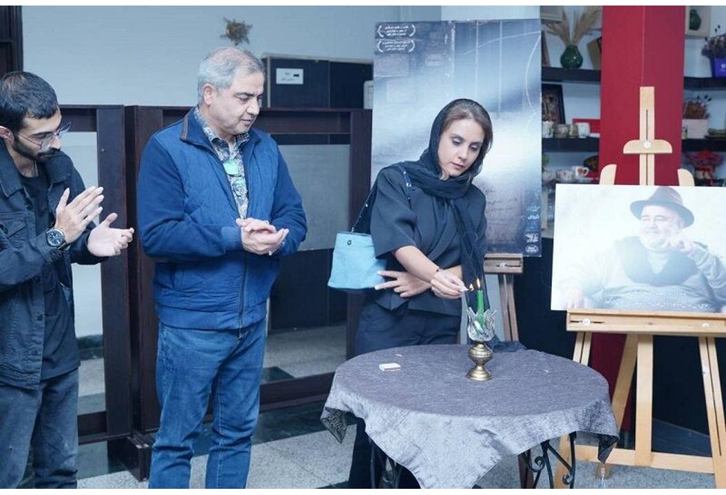 شمع یادبود اکبر عبدی افروخته شد/ انتشار فراخوان «۲۰ و ۴ دگرگونه اجرا»