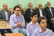 از سمت راست: محمدصادق معتمدیان استاندار تهران، محسن حاجی میرزایی رئیس دفتر رئیس‌جمهور، مسعود پزشکیان رئیس‌جمهور و علیرضا کاظمی وزیر آموزش و پرورش، صبح شنبه 25 مهرماه 1405 پس از مراسم افتتاح این واحد آموزشی در یکی از کلاس‌های در جمع دانش‌آموزان حضور دارند.